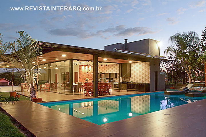 Integração, praticidade e aconchego permeiam este projeto - Revista InterArq | Arquitetura, Decoração, Design, Paisagismo e Lifestyle