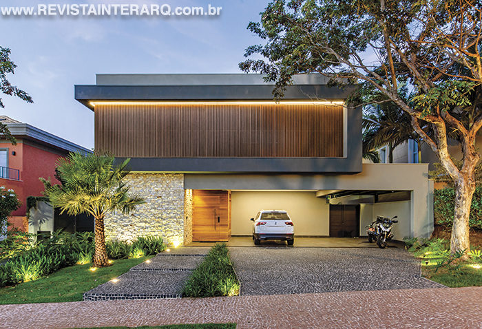Esta residência foi permeada por uma arquitetura moderna e linear - Revista InterArq | Arquitetura, Decoração, Design, Paisagismo e Lifestyle