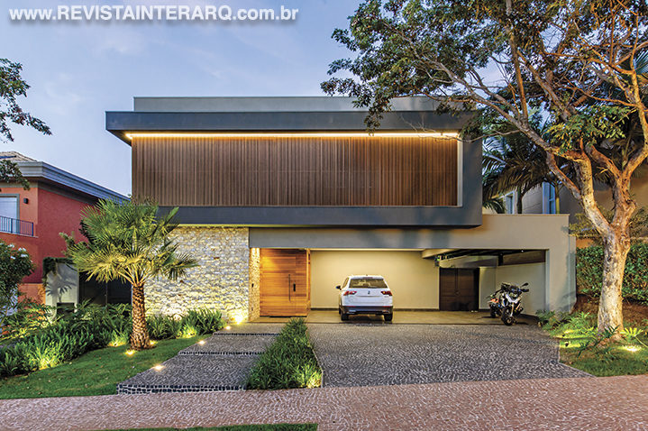Esta residência foi permeada por uma arquitetura moderna e linear - Revista InterArq | Arquitetura, Decoração, Design, Paisagismo e Lifestyle