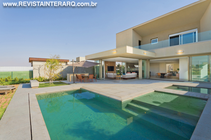 A arquitetura desta residência valorizou a conexão com o verde - Revista InterArq | Arquitetura, Decoração, Design, Paisagismo e Lifestyle