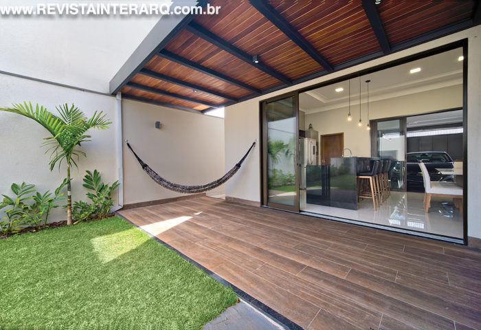 Espaços sociais integrados e abertos predominam esta casa - Revista InterArq | Arquitetura, Decoração, Design, Paisagismo e Lifestyle
