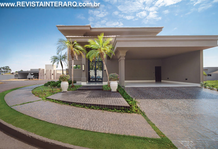 O layout dessa residência seguiu um estilo neoclássico - Revista InterArq | Arquitetura, Decoração, Design, Paisagismo e Lifestyle