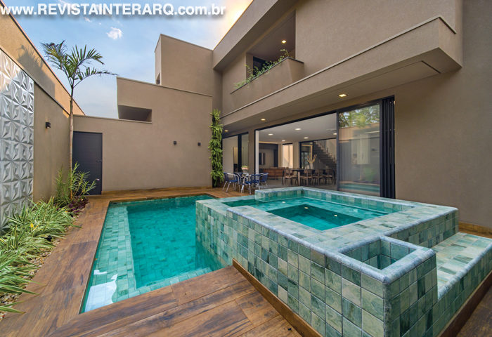 Conforto e praticidade para receber amigos foram o mote deste projeto - Revista InterArq | Arquitetura, Decoração, Design, Paisagismo e Lifestyle