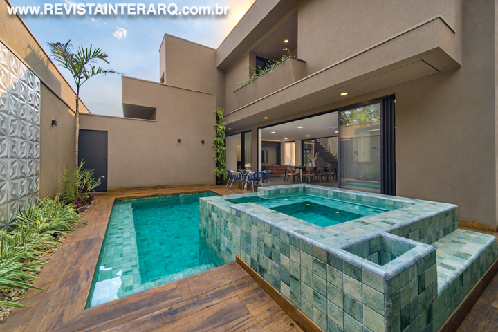 Conforto e praticidade para receber amigos foram o mote deste projeto - Revista InterArq | Arquitetura, Decoração, Design, Paisagismo e Lifestyle