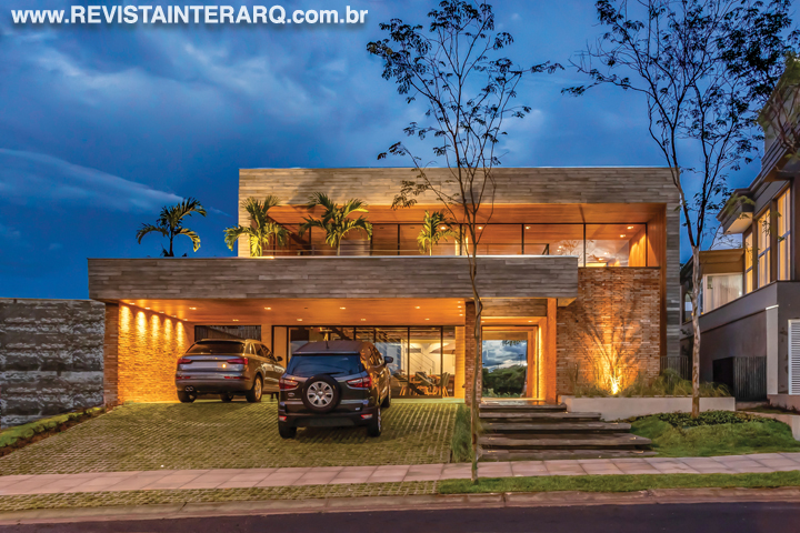 Esta casa conta com grandes aberturas e integração ao jardim - Revista InterArq | Arquitetura, Decoração, Design, Paisagismo e Lifestyle