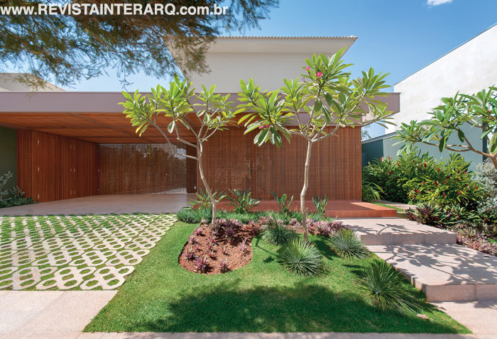 Este projeto foi norteado por ambientes que se conectam ao jardim - Revista InterArq | Arquitetura, Decoração, Design, Paisagismo e Lifestyle