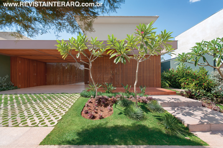 Este projeto foi norteado por ambientes que se conectam ao jardim - Revista InterArq | Arquitetura, Decoração, Design, Paisagismo e Lifestyle