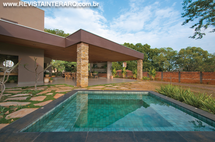 Esta residência é repleta de materiais naturais e integração ao verde - Revista InterArq | Arquitetura, Decoração, Design, Paisagismo e Lifestyle
