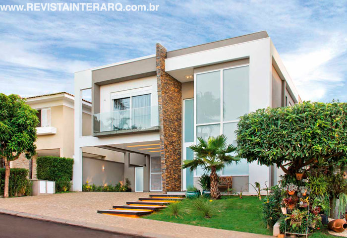 Uma casa contemporânea com materiais nobres e naturais - Revista InterArq | Arquitetura, Decoração, Design, Paisagismo e Lifestyle