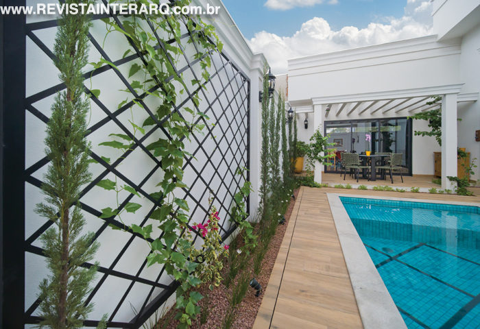 O projeto de paisagismo ressaltou a arquitetura desta casa - Revista InterArq | Arquitetura, Decoração, Design, Paisagismo e Lifestyle
