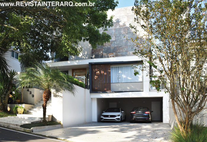 Neste projeto de reforma, a casa recebeu formas e volumes sofisticados - Revista InterArq | Arquitetura, Decoração, Design, Paisagismo e Lifestyle