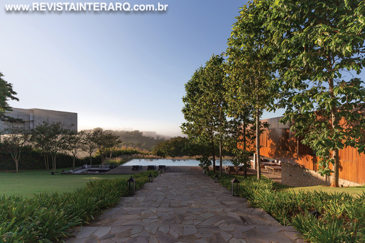 Espaços amplos e integração com o verde definem este projeto - Revista InterArq | Arquitetura, Decoração, Design, Paisagismo e Lifestyle
