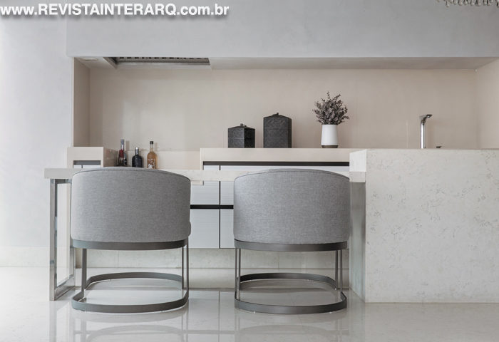 Tons sóbrios predominam este projeto assinado por Mariana Lobo - Revista InterArq | Arquitetura, Decoração, Design, Paisagismo e Lifestyle