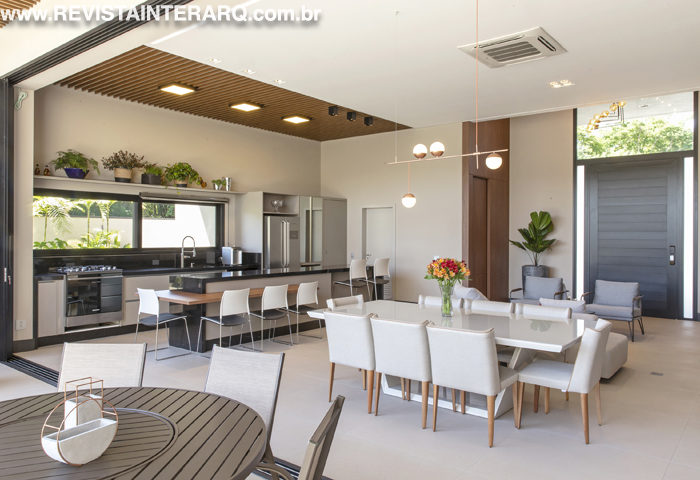 Soluções versáteis para o dia a dia destacam este projeto - Revista InterArq | Arquitetura, Decoração, Design, Paisagismo e Lifestyle