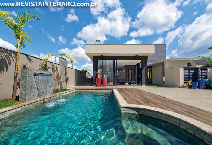 Funcionalidade e ambientes modernos destacam esta casa - Revista InterArq | Arquitetura, Decoração, Design, Paisagismo e Lifestyle