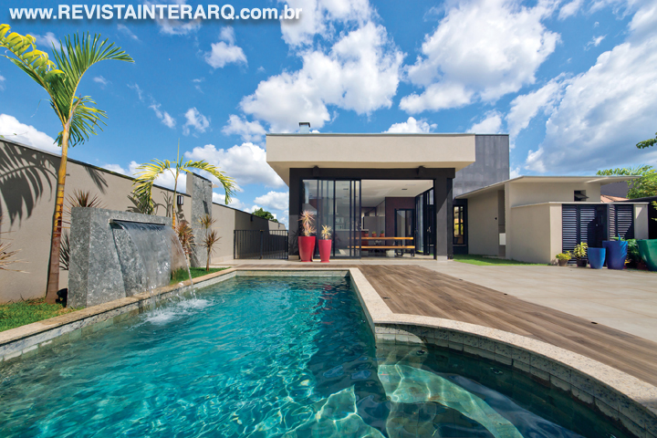 Funcionalidade e ambientes modernos destacam esta casa - Revista InterArq | Arquitetura, Decoração, Design, Paisagismo e Lifestyle