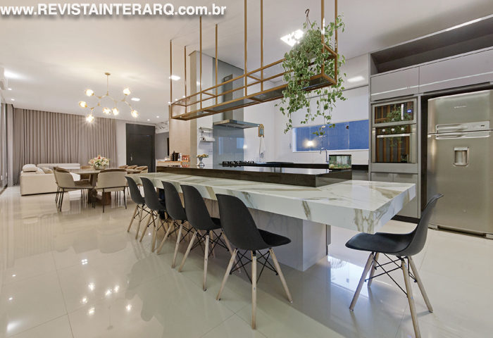 Tons sóbrios e texturas marcantes predominaram esta reforma - Revista InterArq | Arquitetura, Decoração, Design, Paisagismo e Lifestyle