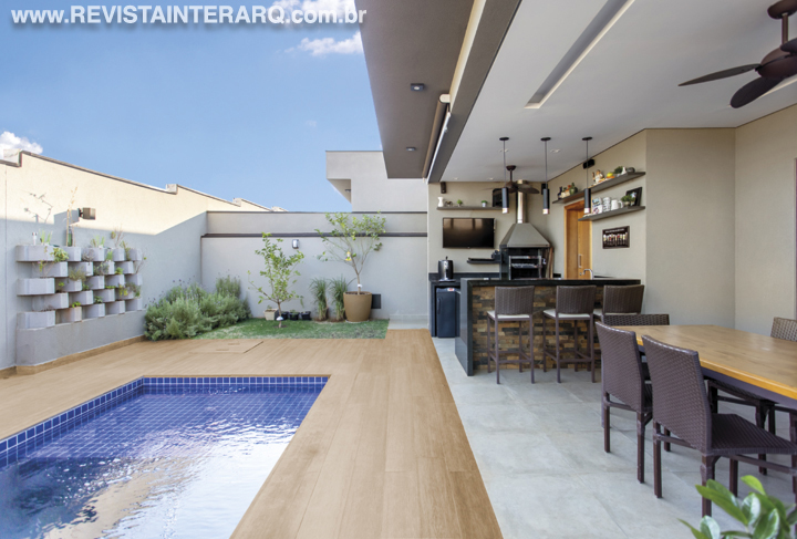 Revestimentos naturais e jogo de luz destacam esta residência - Revista InterArq | Arquitetura, Decoração, Design, Paisagismo e Lifestyle