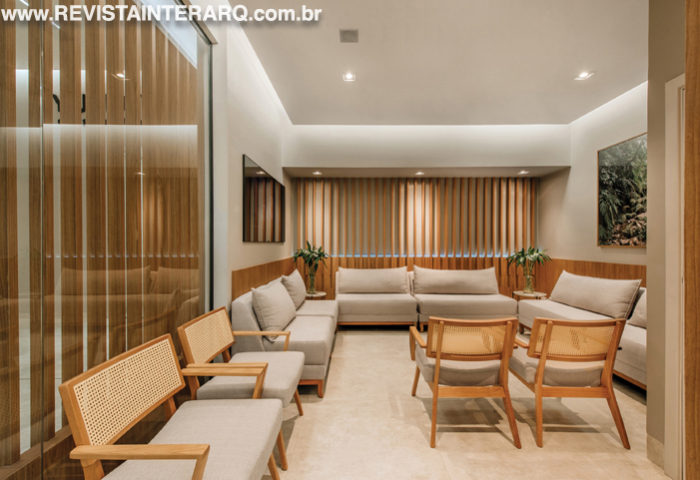 A base neutra e os materiais naturais são o destaque neste consultório - Revista InterArq | Arquitetura, Decoração, Design, Paisagismo e Lifestyle