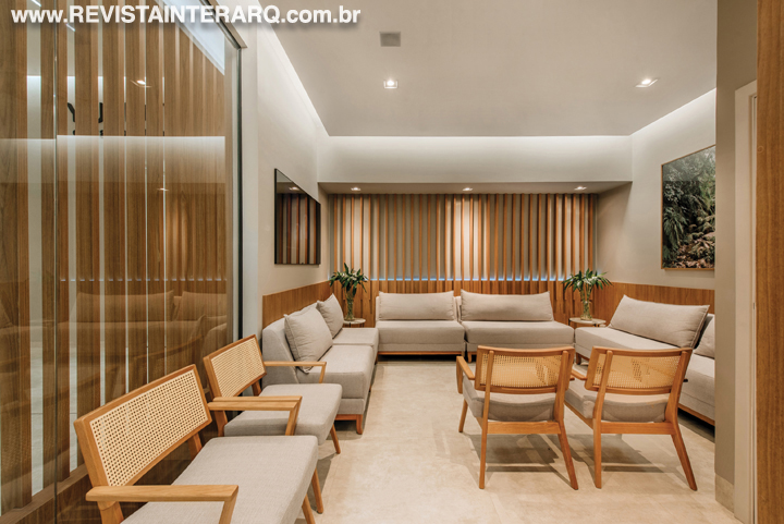 A base neutra e os materiais naturais são o destaque neste consultório - Revista InterArq | Arquitetura, Decoração, Design, Paisagismo e Lifestyle