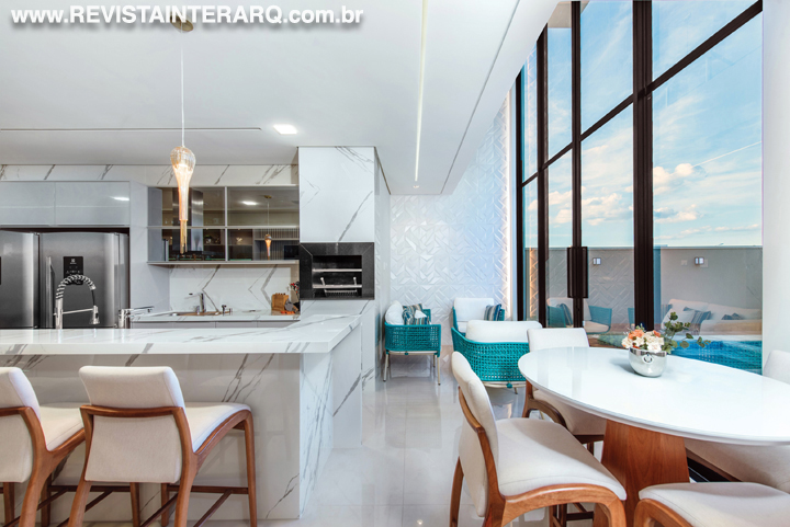 O pé-direito alto valoriza o decór nesta residência - Revista InterArq | Arquitetura, Decoração, Design, Paisagismo e Lifestyle