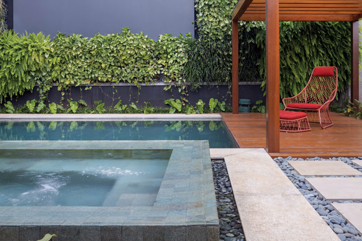 Uma casa receptiva, repleta acabamentos sofisticados - Revista InterArq | Arquitetura, Decoração, Design, Paisagismo e Lifestyle