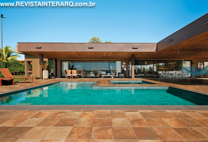 Uma casa de veraneio com soluções totalmente aconchegantes - Revista InterArq | Arquitetura, Decoração, Design, Paisagismo e Lifestyle