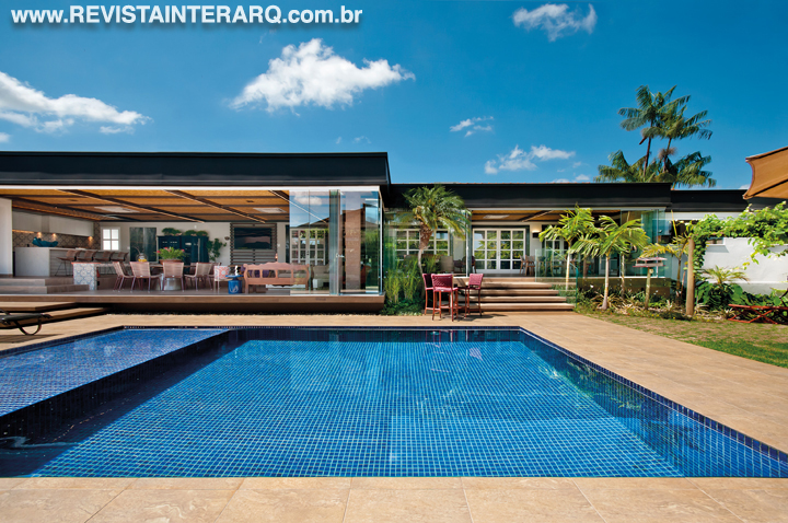 Uma casa desenvolvida com muito conforto e funcionalidade - Revista InterArq | Arquitetura, Decoração, Design, Paisagismo e Lifestyle