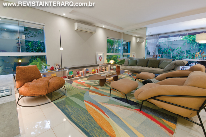 A marcenaria inteligente é um grande destaque do projeto - Revista InterArq | Arquitetura, Decoração, Design, Paisagismo e Lifestyle