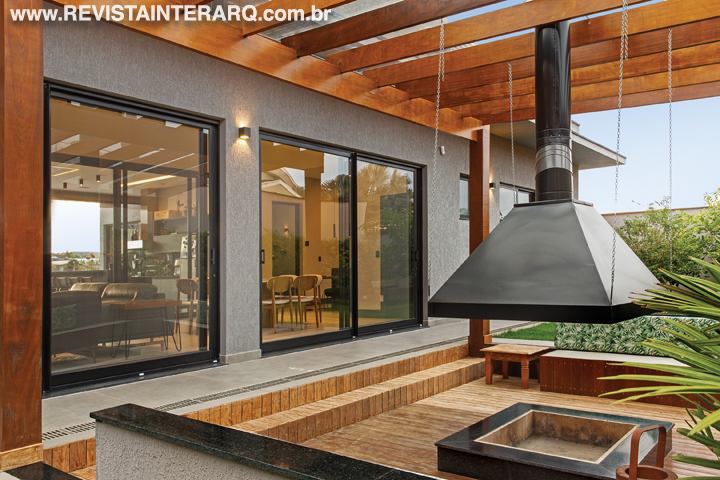Materiais nobres e texturas naturais evidenciaram este projeto - Revista InterArq | Arquitetura, Decoração, Design, Paisagismo e Lifestyle