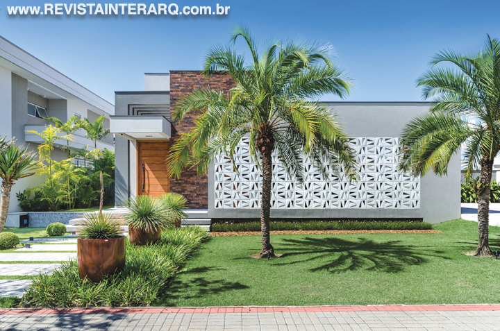 Novos e contemporâneos ares foram o mote da reformulação desta residência - Revista InterArq | Arquitetura, Decoração, Design, Paisagismo e Lifestyle