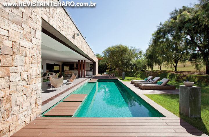 Esta casa contemporânea revela ambientes leves e funcionais - Revista InterArq | Arquitetura, Decoração, Design, Paisagismo e Lifestyle