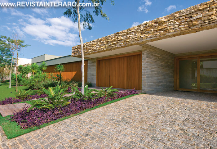 Esta casa foi desenvolvida com soluções harmoniosas e contemporâneas - Revista InterArq | Arquitetura, Decoração, Design, Paisagismo e Lifestyle