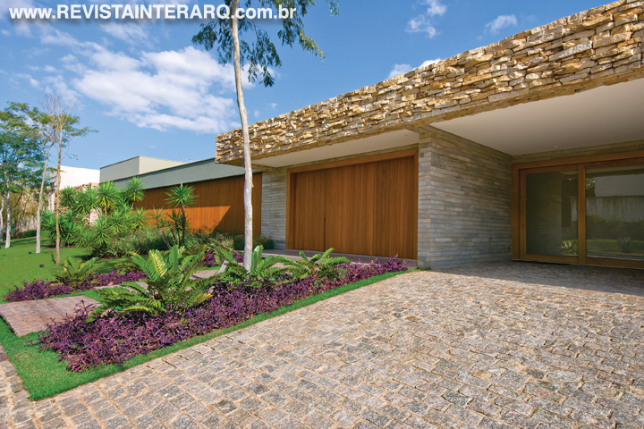 Esta casa foi desenvolvida com soluções harmoniosas e contemporâneas - Revista InterArq | Arquitetura, Decoração, Design, Paisagismo e Lifestyle