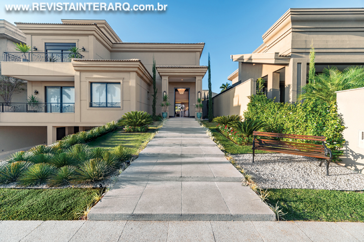 A arquitetura clássica predominou este projeto com muita elegância - Revista InterArq | Arquitetura, Decoração, Design, Paisagismo e Lifestyle