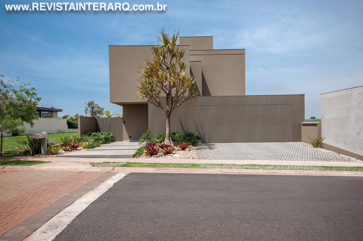 Tons terrosos e ambientes amplos definem esta casa - Revista InterArq | Arquitetura, Decoração, Design, Paisagismo e Lifestyle