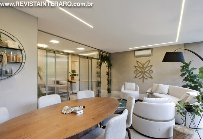 Tons claros e um design orgânico trouxeram delicadeza ao espaço - Revista InterArq | Arquitetura, Decoração, Design, Paisagismo e Lifestyle