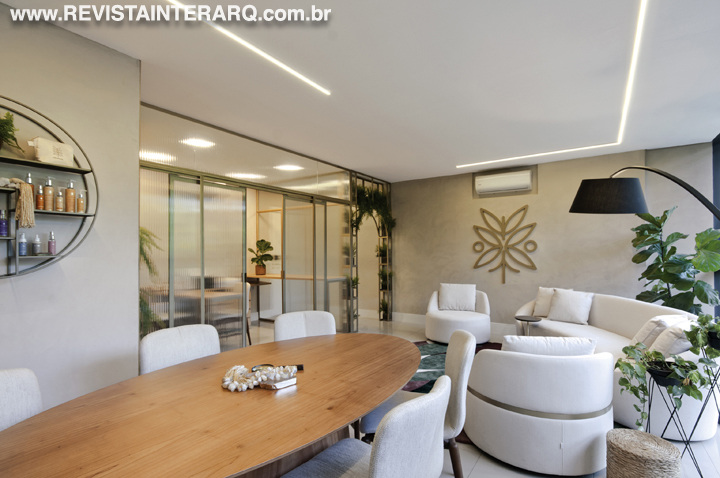 Tons claros e um design orgânico trouxeram delicadeza ao espaço - Revista InterArq | Arquitetura, Decoração, Design, Paisagismo e Lifestyle