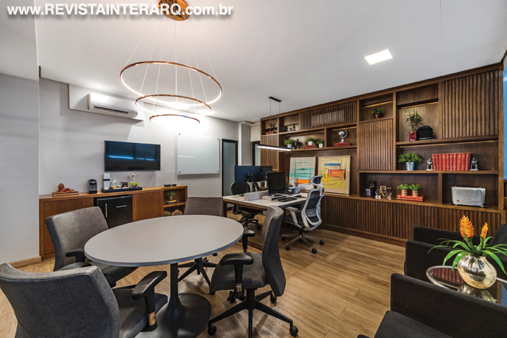 Materiais nobres e tons sóbrios destacam este projeto - Revista InterArq | Arquitetura, Decoração, Design, Paisagismo e Lifestyle