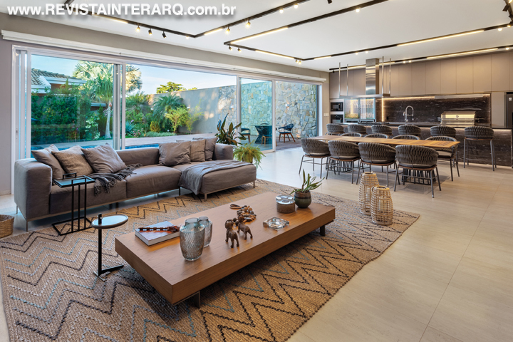 Soluções modernas e elegantes permeiam todos os espaços desta casa - Revista InterArq | Arquitetura, Decoração, Design, Paisagismo e Lifestyle