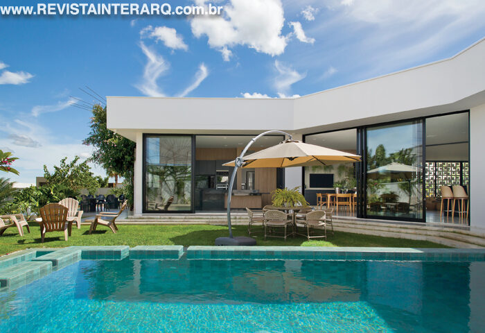Todos os ambientes deste projeto se voltam ao jardim - Revista InterArq | Arquitetura, Decoração, Design, Paisagismo e Lifestyle