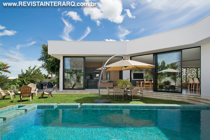 Todos os ambientes deste projeto se voltam ao jardim - Revista InterArq | Arquitetura, Decoração, Design, Paisagismo e Lifestyle