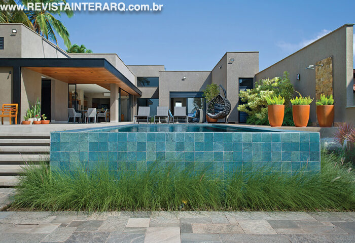 A vista para o rio destacou o projeto de arquitetura desta casa - Revista InterArq | Arquitetura, Decoração, Design, Paisagismo e Lifestyle