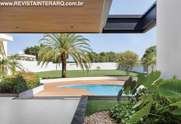 Volumes esculturais e integração dos espaços deixaram esta casa incrível - Revista InterArq | Arquitetura, Decoração, Design, Paisagismo e Lifestyle