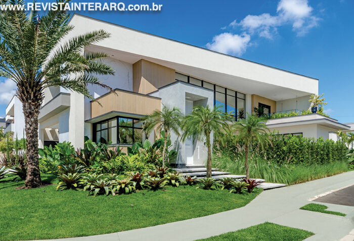 Traços finos e linhas retas valorizaram a arquitetura desta casa - Revista InterArq | Arquitetura, Decoração, Design, Paisagismo e Lifestyle