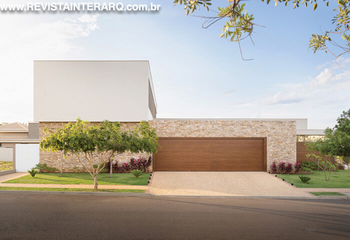 Linhas puras e elementos funcionais se unem na composição desta casa - Revista InterArq | Arquitetura, Decoração, Design, Paisagismo e Lifestyle