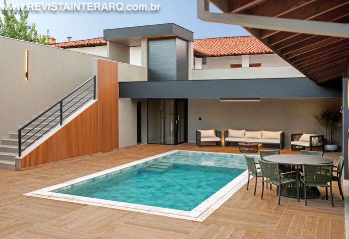 A área externa renovada trouxe vida aos ambientes internos - Revista InterArq | Arquitetura, Decoração, Design, Paisagismo e Lifestyle