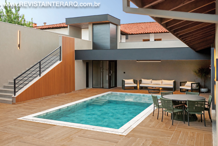 A área externa renovada trouxe vida aos ambientes internos - Revista InterArq | Arquitetura, Decoração, Design, Paisagismo e Lifestyle