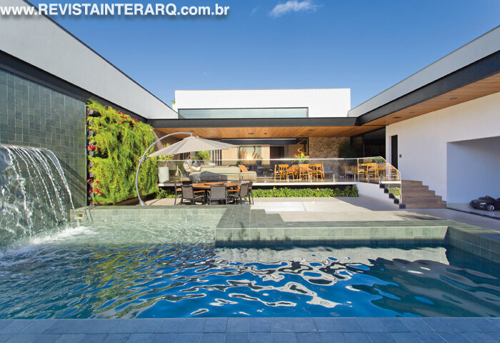 A arquitetura imponente valorizou todos os pontos desta casa - Revista InterArq | Arquitetura, Decoração, Design, Paisagismo e Lifestyle