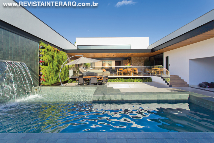 A arquitetura imponente valorizou todos os pontos desta casa - Revista InterArq | Arquitetura, Decoração, Design, Paisagismo e Lifestyle